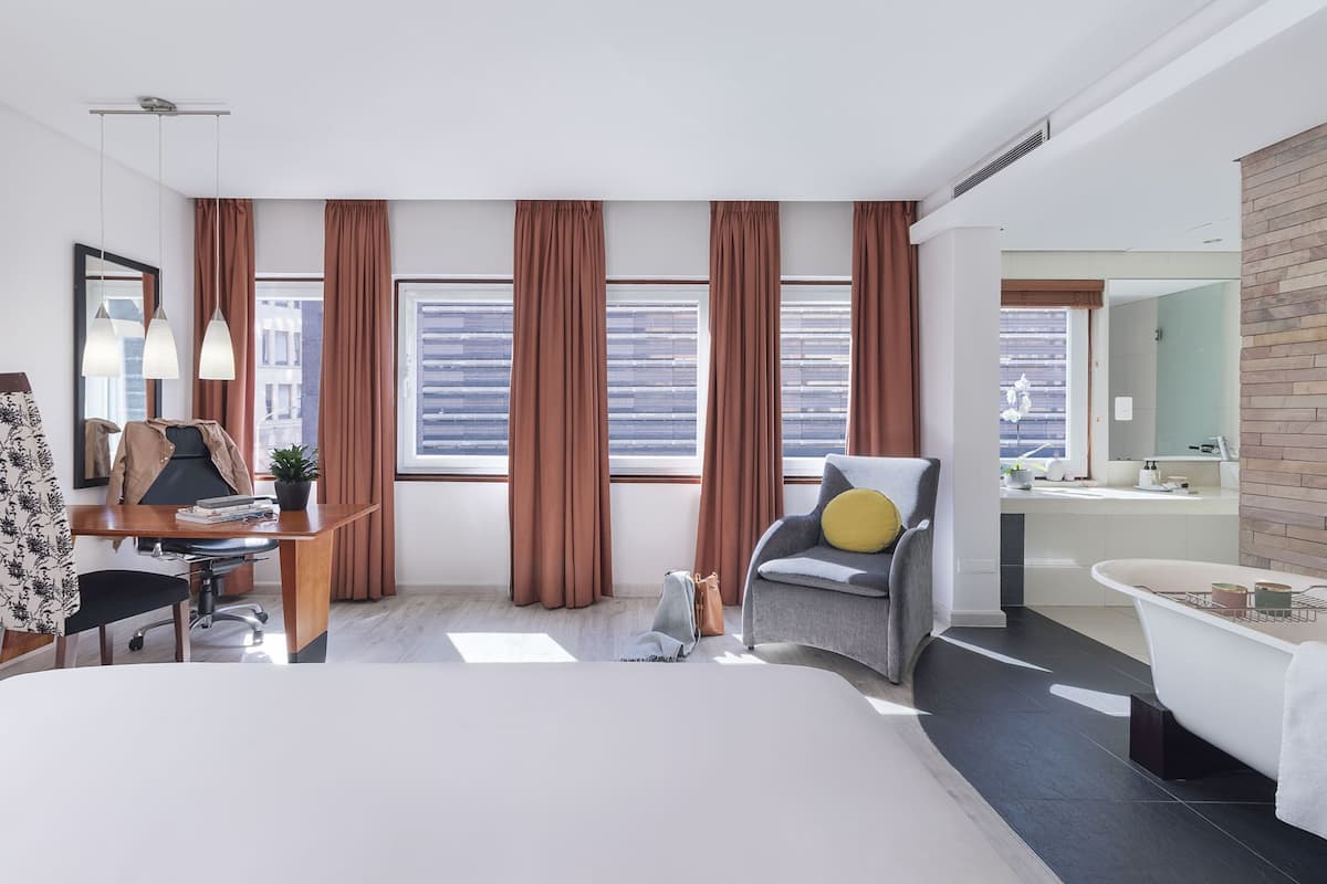 Comfy Suite | Sengetøy av topp kvalitet, safe på rommet og skrivebord