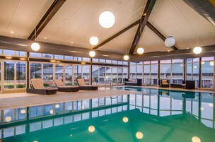 室内游泳池，日光浴躺椅