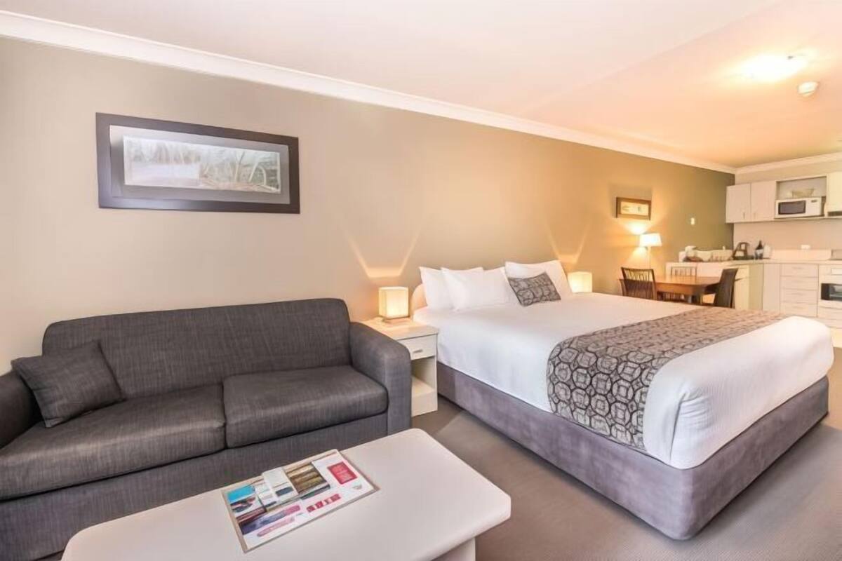 In-room safe, laptop workspace, iron/ironing board, WiFi (free)