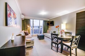 Microwave, dishwasher, coffee/tea maker, electric kettle