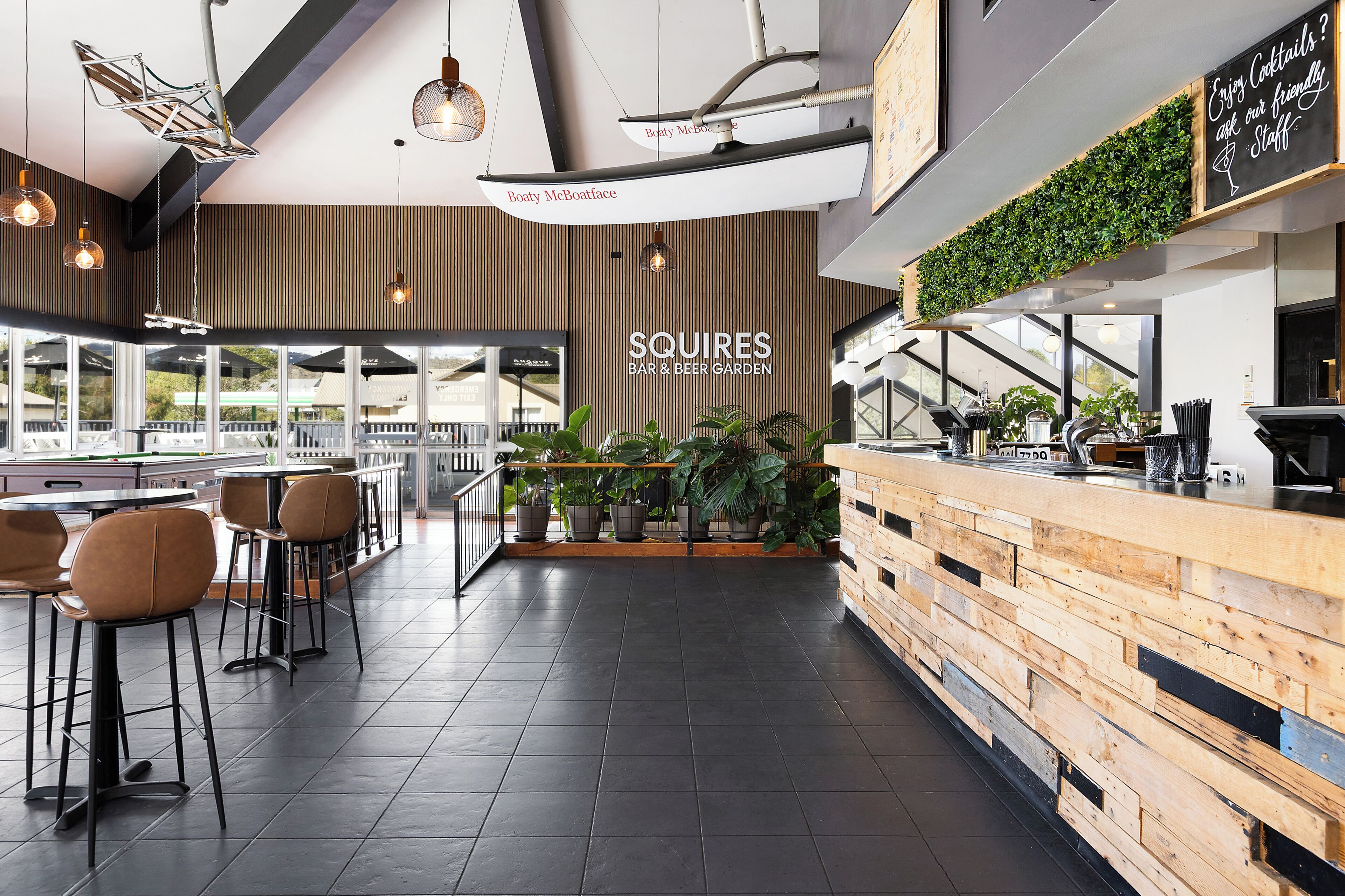 2 restaurants, breakfast served