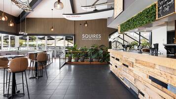 2 restaurants, breakfast served