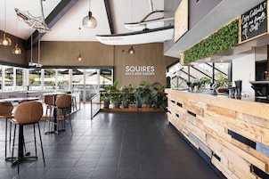 2 restaurantes; se sirve desayuno y cena