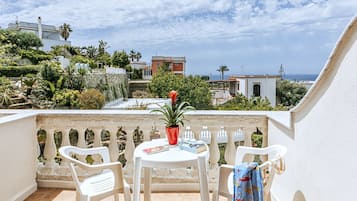 Habitación con 1 cama matrimonial o 2 individuales, vista al mar | Terraza o patio
