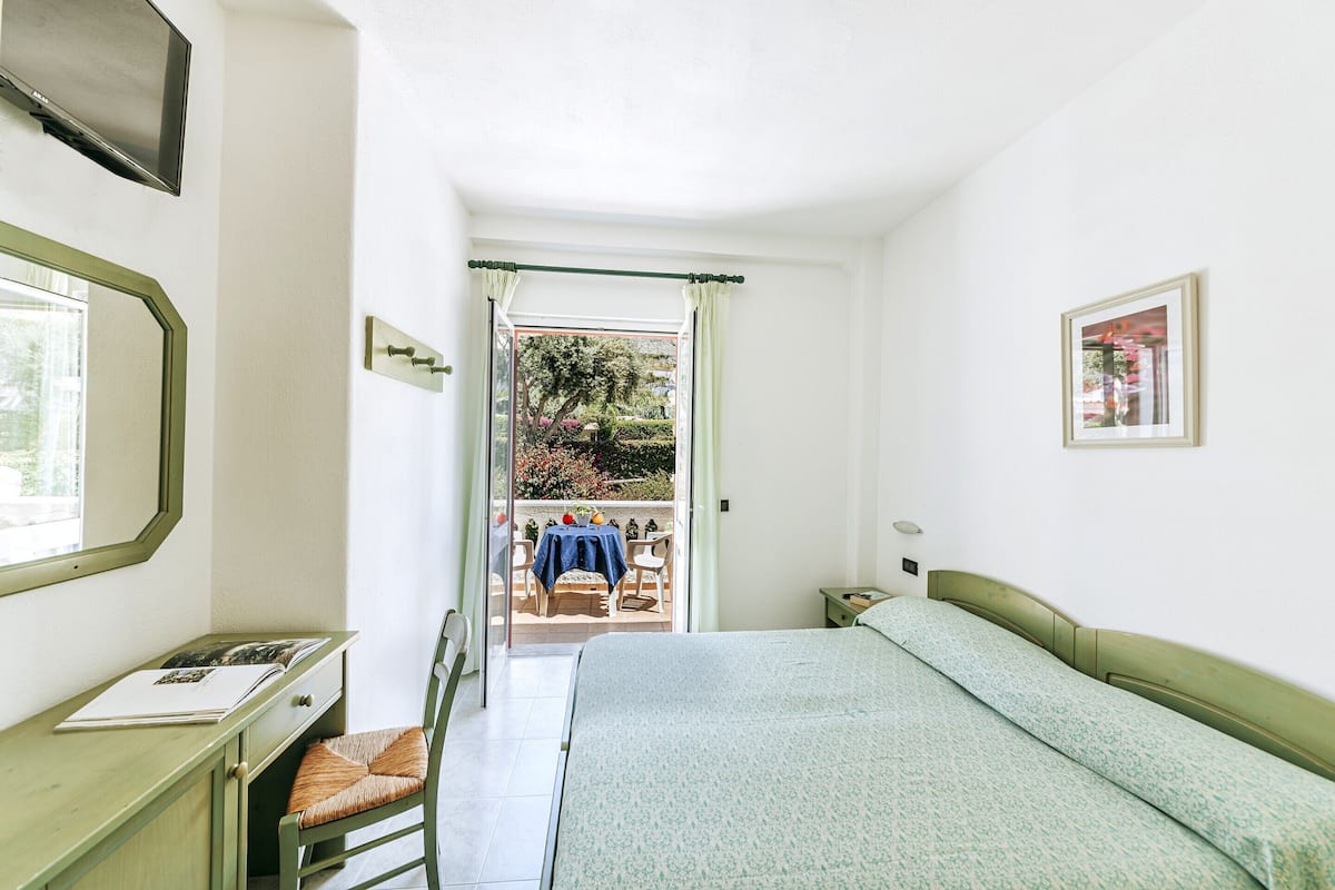 Quarto casal ou duplo standard | Cofres nos quartos, escrivaninha, cortinas blackout, Wi-Fi de cortesia