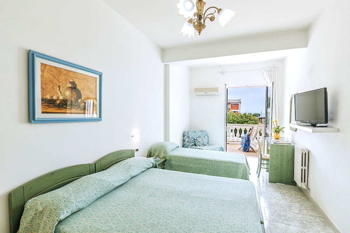 Quarto triplo, vista para o mar | Cofres nos quartos, escrivaninha, cortinas blackout, Wi-Fi de cortesia