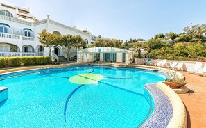 室內游泳池和室外游泳池，提供日光浴躺椅