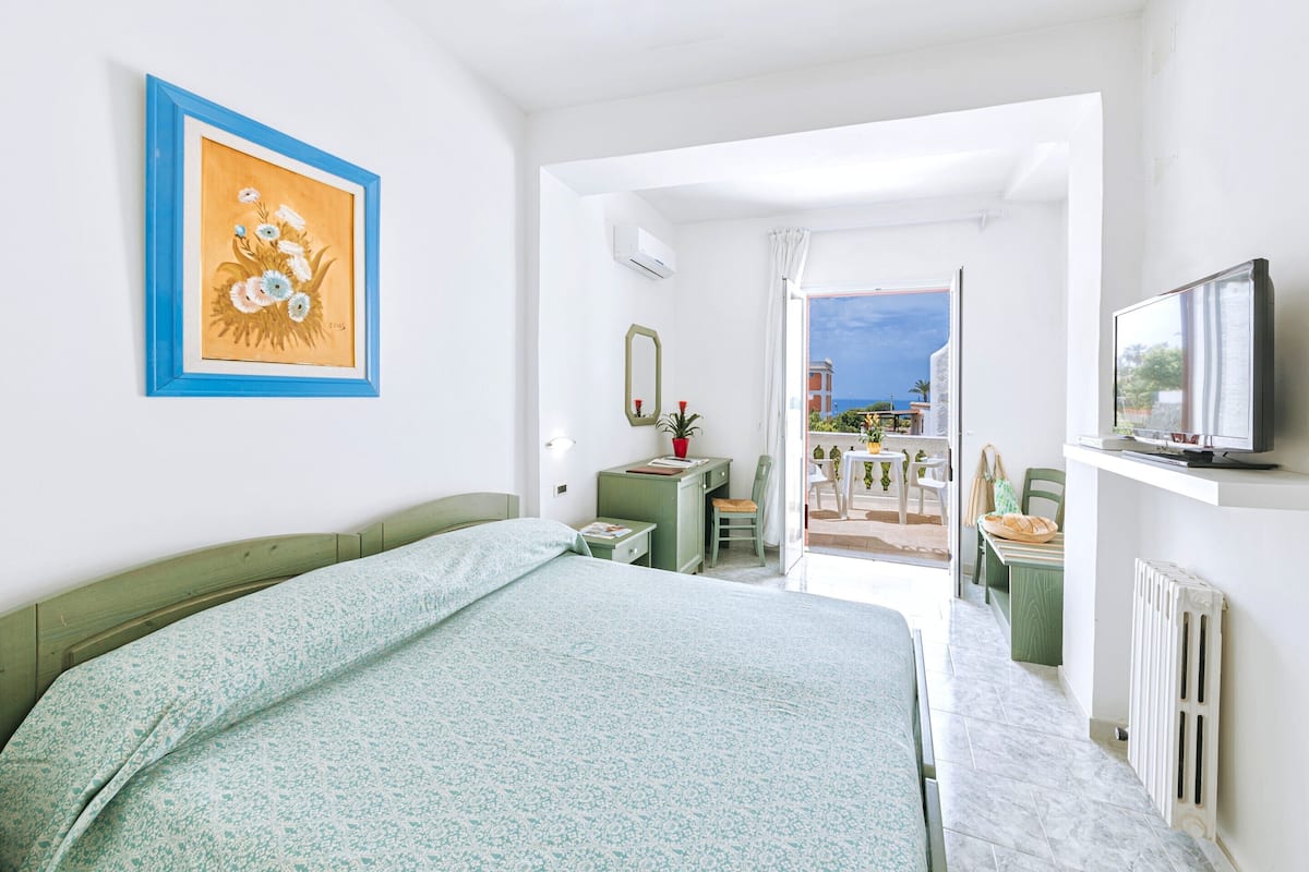 Quarto casal ou duplo, vista para o mar | Cofres nos quartos, escrivaninha, cortinas blackout, Wi-Fi de cortesia