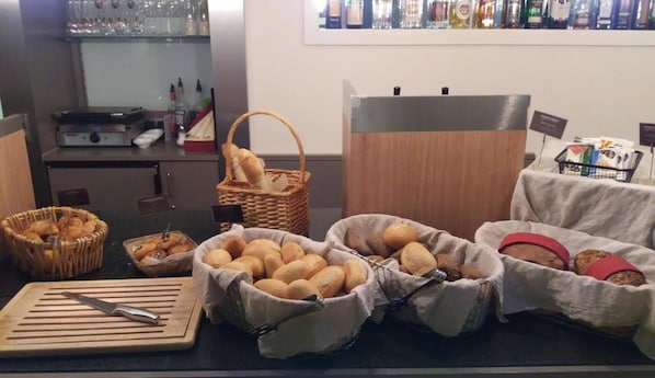 Tägliches Frühstücksbuffet gegen Gebühr