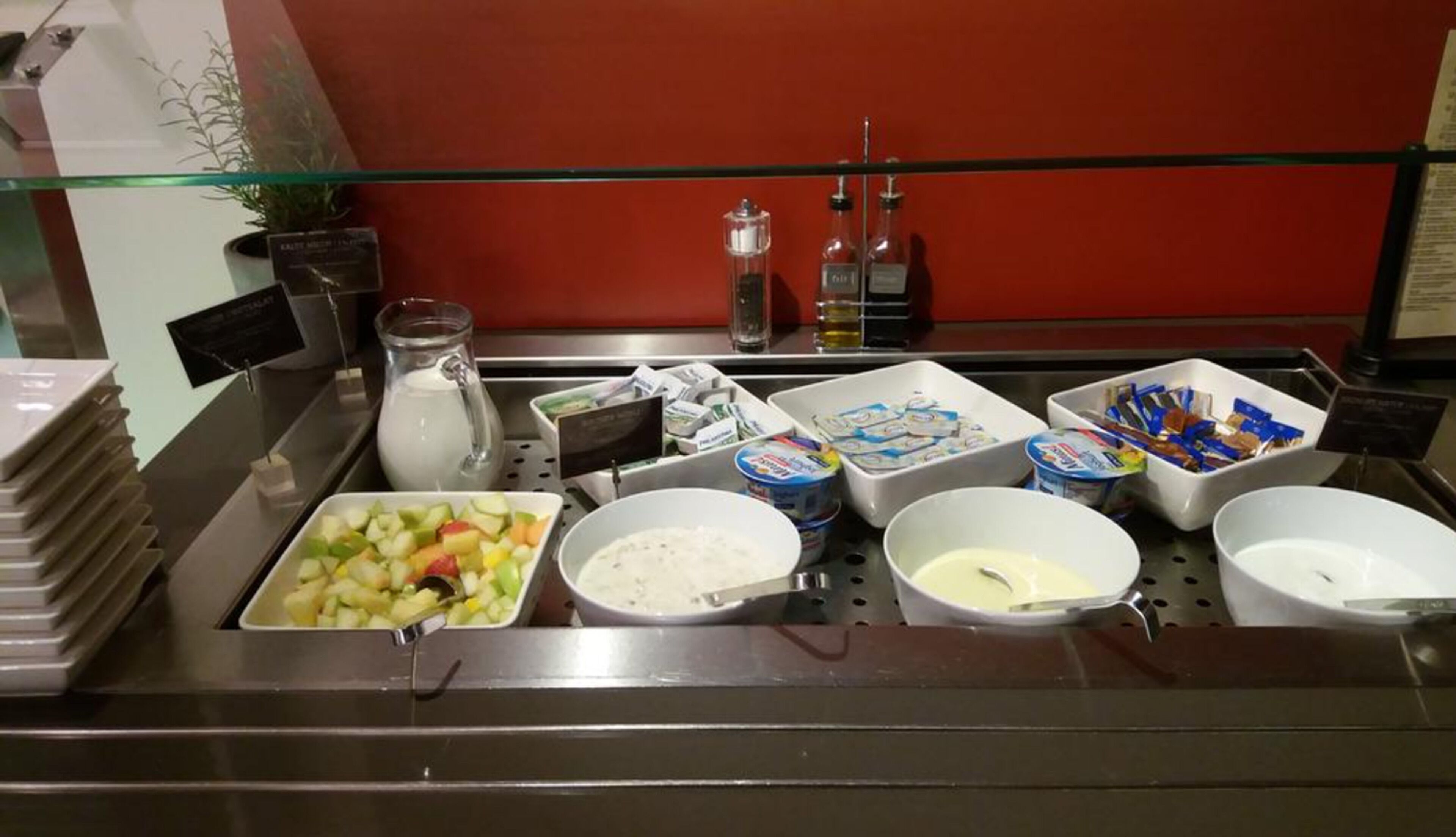 Ein reichhaltiges Buffet mit verschiedenen Speisen, darunter Obst, Joghurt und andere Snacks.