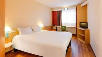 Standard Room, 1 Double Bed | In-room safe, desk, free cots/infant beds, free rollaway beds