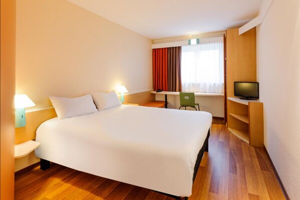 Standard Room, 1 Double Bed | In-room safe, desk, free cribs/infant beds, free rollaway beds