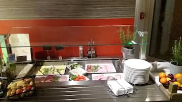 Tägliches Frühstücksbuffet (17.5 EUR pro Person)