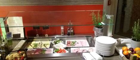 Dagelijks ontbijtbuffet (EUR 17.5 per persoon)