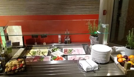 Desayuno buffet diario (EUR 17.5 por persona)