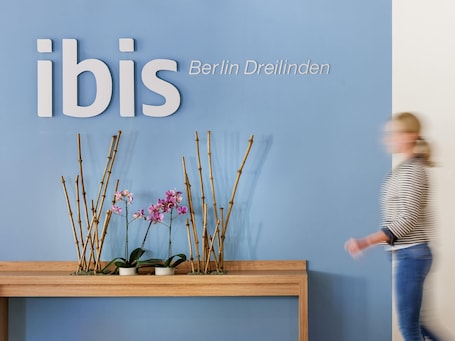 Una cassaforte in camera, una scrivania. ibis Berlin Dreilinden