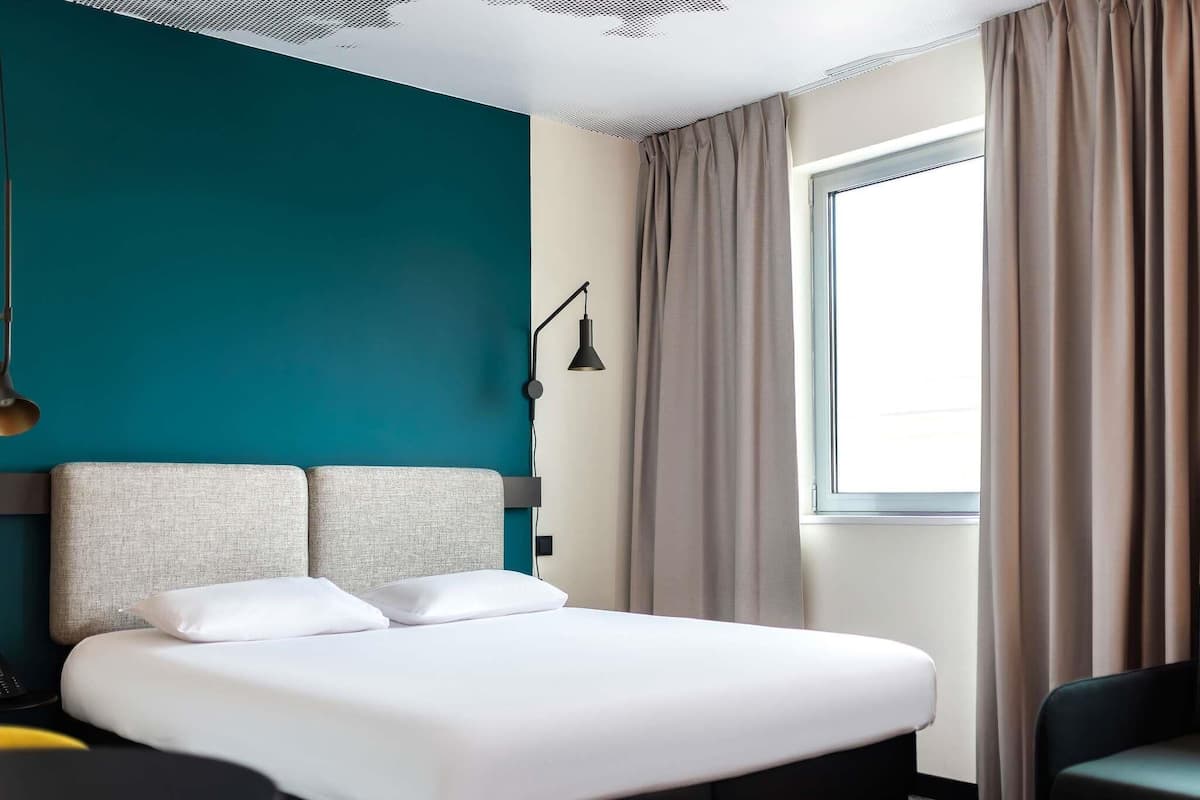 Chambre exĂ©cutive, 1 lit double et 1 canapĂ©-lit | Coffre-fort, bureau, systĂšme dâinsonorisation, fer et planche Ă repasser