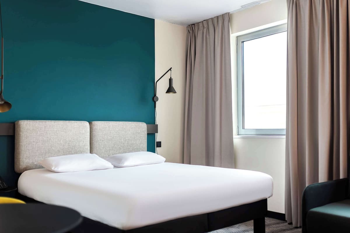 In-room safe, desk, soundproofing, iron/ironing board