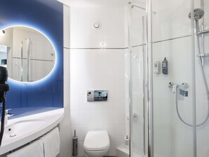 Zimmersafe, Schreibtisch, schallisolierte Zimmer, Bügeleisen/Bügelbrett