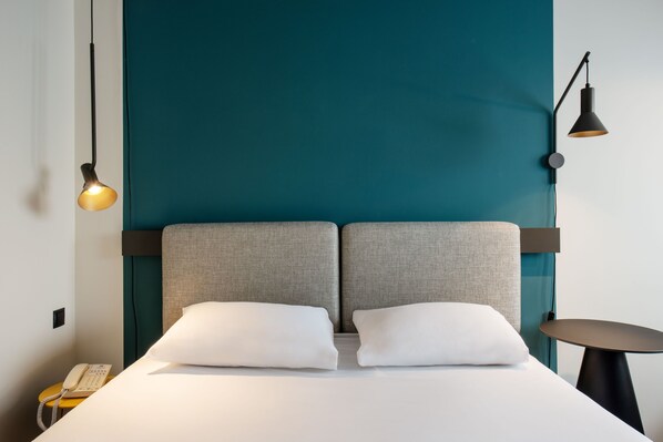 Room, 1 Double Bed | In-room safe, desk, soundproofing, iron/ironing board