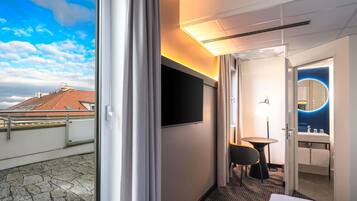 Phòng Executive, 1 giường cỡ queen, ban công | Két bảo mật tại phòng, bàn, phòng cách âm, bàn ủi/dụng cụ ủi quần áo