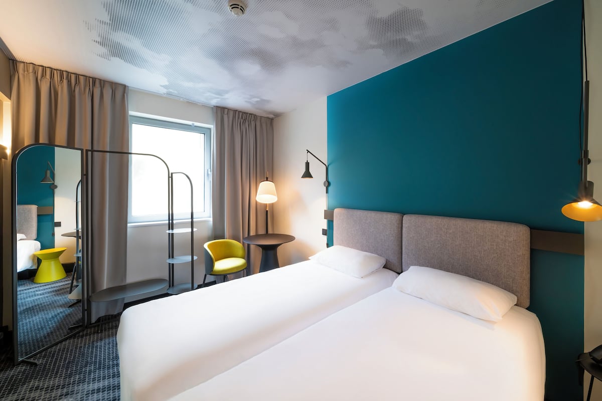 In-room safe, desk, soundproofing, iron/ironing board