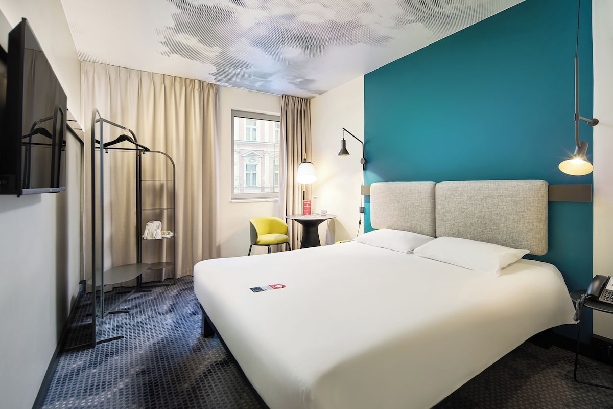 Chambre supĂ©rieure, 1 lit double (Renovated in 2024) | Coffre-fort, bureau, systĂšme dâinsonorisation, fer et planche Ă repasser