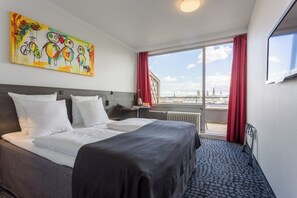 Classic Queen Room | Desk, bed sheets
