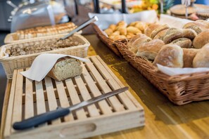 Tägliches Frühstücksbuffet (180 DKK pro Person)