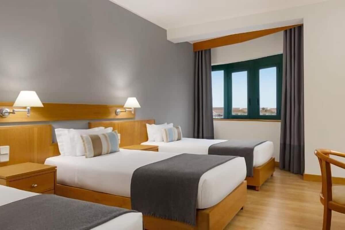 Hochwertige Bettwaren, Minibar, Zimmersafe, Schreibtisch