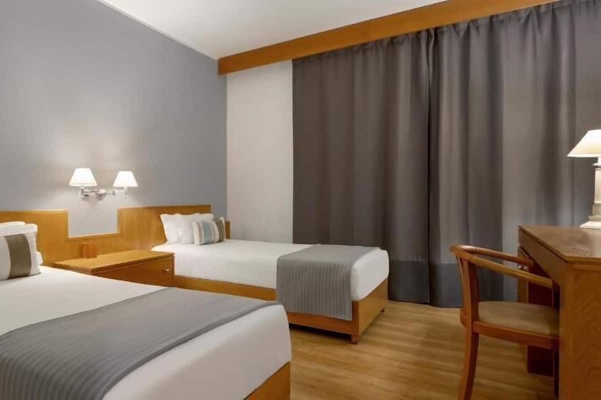 Hochwertige Bettwaren, Minibar, Zimmersafe, Schreibtisch