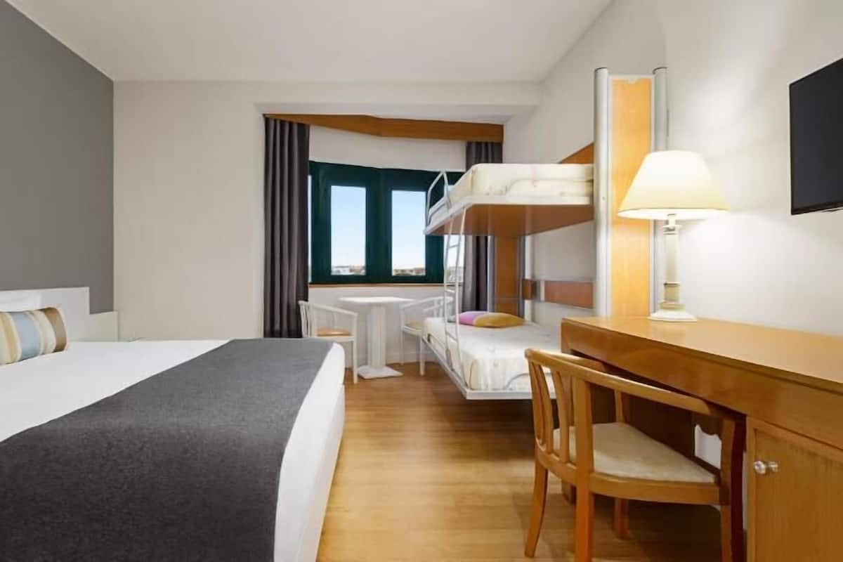 Hochwertige Bettwaren, Minibar, Zimmersafe, Schreibtisch