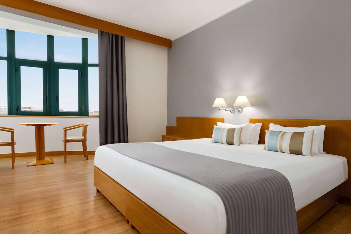 Standard Room, 1 Queen Bed, Non Smoking | Premium bedding, minibar, in-room safe, desk