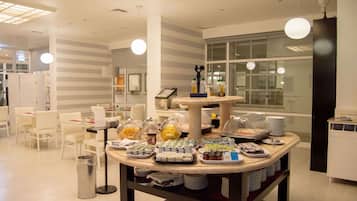 Desayuno buffet diario (EUR 7.50 por persona)