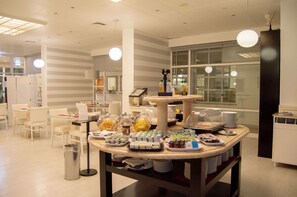 Café da manhã com buffet diário (EUR 7.50 por pessoa) 