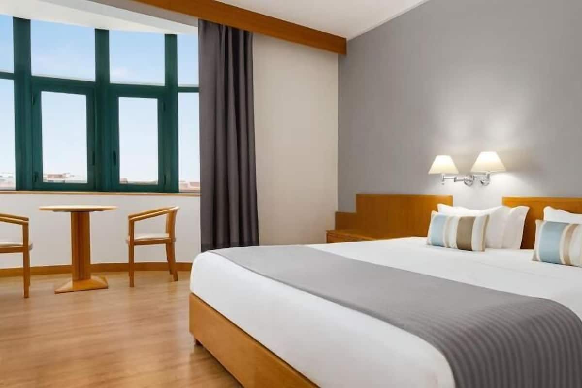 Hochwertige Bettwaren, Minibar, Zimmersafe, Schreibtisch