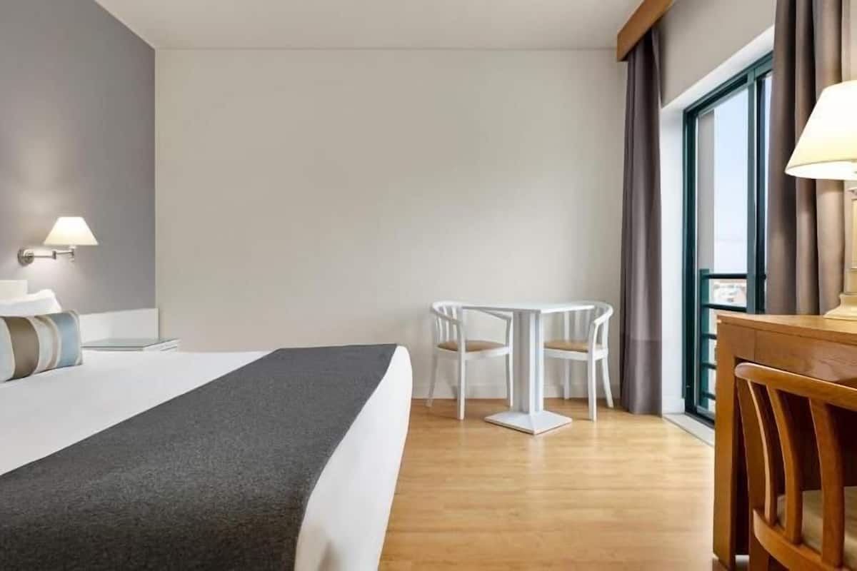 Hochwertige Bettwaren, Minibar, Zimmersafe, Schreibtisch