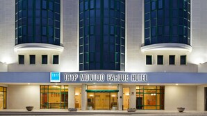 Un hôtel doté d’une façade moderne, de grandes fenêtres et d’une entrée imposante.