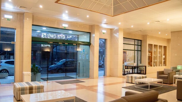 Un hall d’entrée spacieux, doté d’une entrée en verre, de sièges confortables et d’un design moderne.