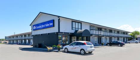 Un edificio de varios pisos con un letrero que dice 'Canada's Best Value Inn'.