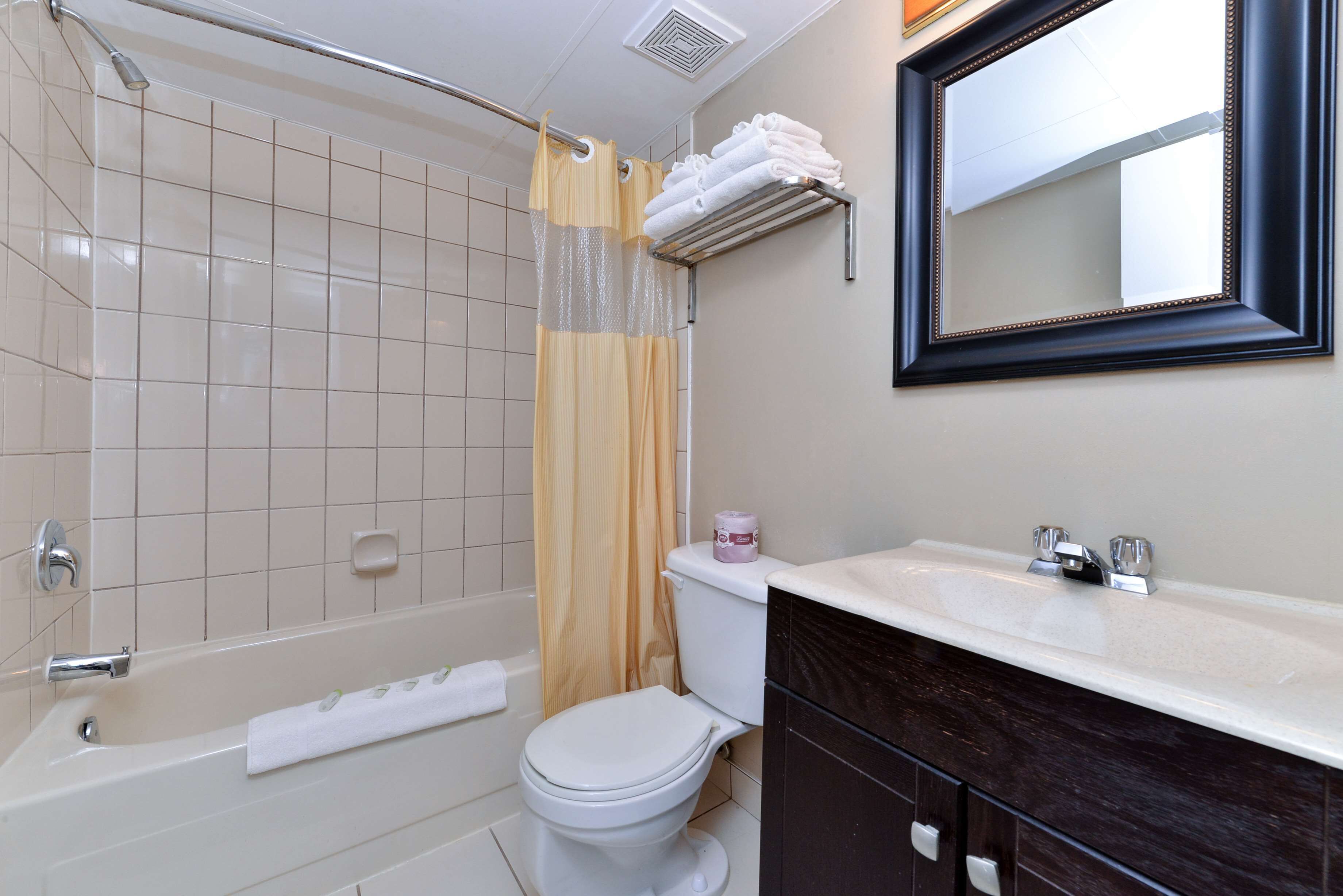 Un baño con bañera, inodoro y lavamanos.