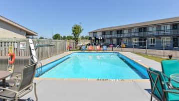 Una piscina al aire libre de temporada