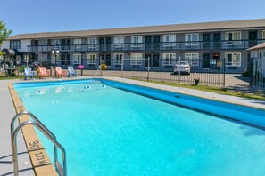 Piscine extérieure en saison