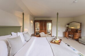 Habitación de lujo doble | Escritorio, tabla de planchar con plancha, wifi gratis y ropa de cama