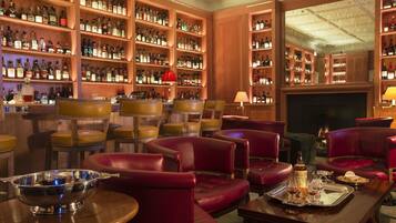 2 bars/lounges