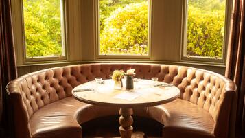 2 restaurants, dinner served, local cuisine