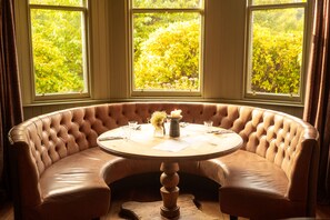 2 restaurants, dinner served, local cuisine