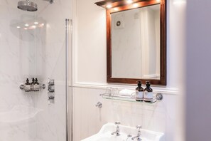 Habitación de lujo con 2 camas individuales | Baño | Artículos de higiene personal de diseño, secador de pelo y albornoces