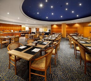 Café da manhã com buffet todos os dias (EUR 15.40 por pessoa) 