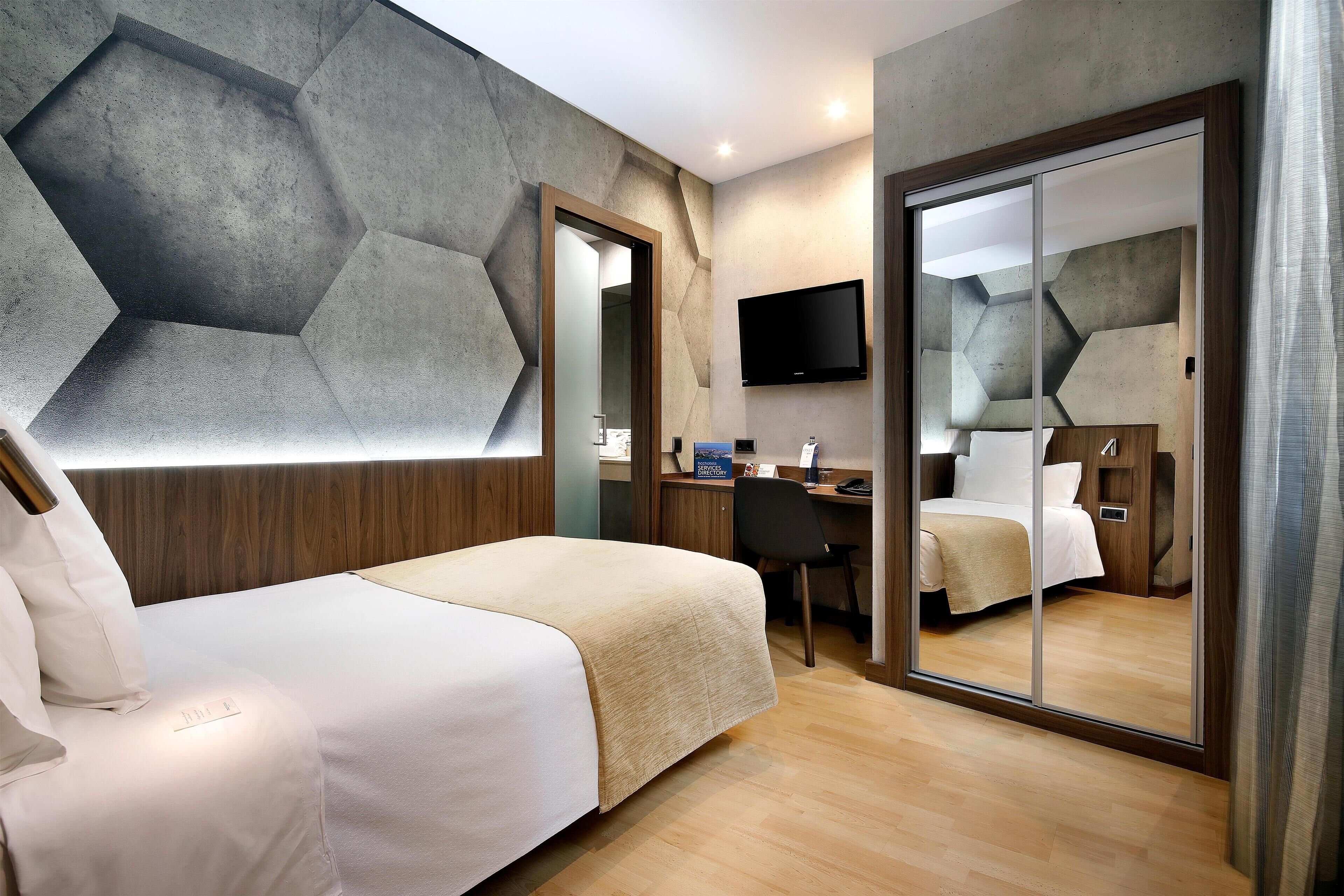 Minibar, caja de seguridad en la habitación y escritorio 